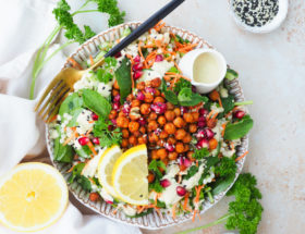 Parelcouscous salade met Harissa geroosterde kikkererwten